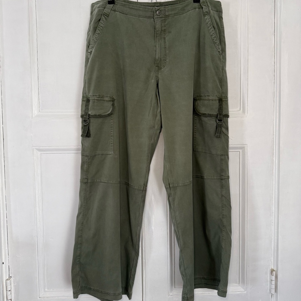 American Eagle Super High-Rise Baggy Wide Leg Cargo Pants Green - 18